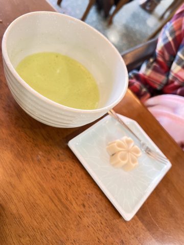 和菓子と緑茶です。